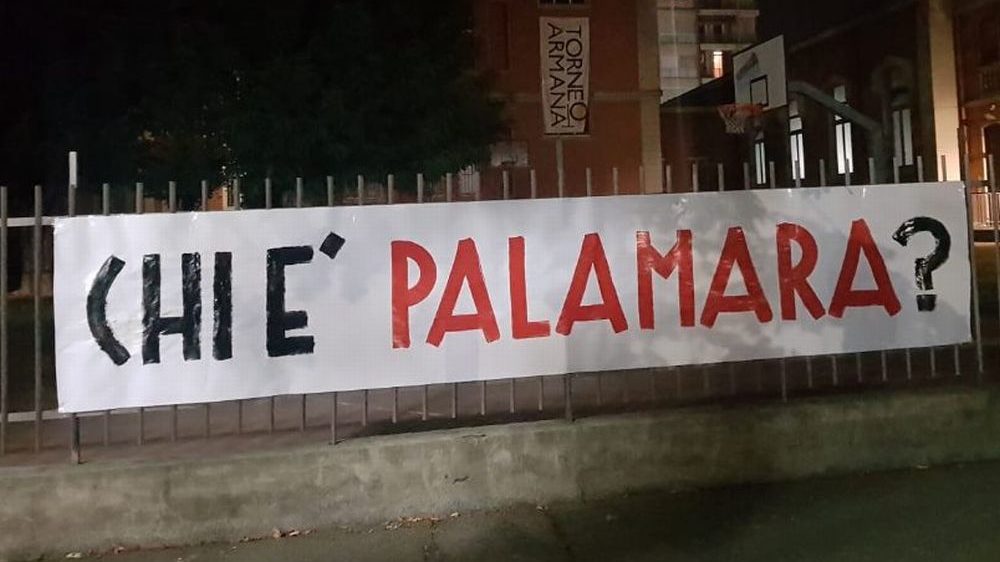 Striscione nella notte a Tortona, poi rimosso, segnalato da un lettore