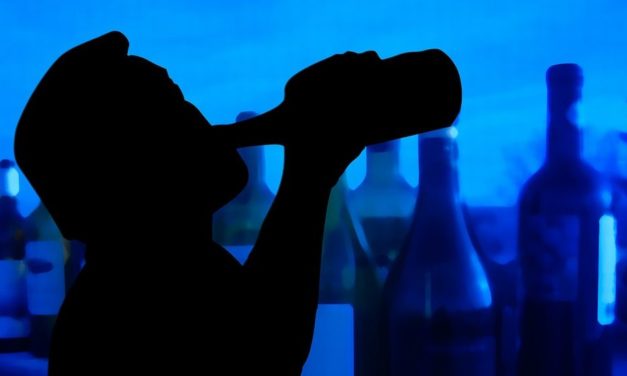 Novi Ligure, evade per andare a bere, si ferisce da solo e inventa un pestaggio sotto casa: denunciato