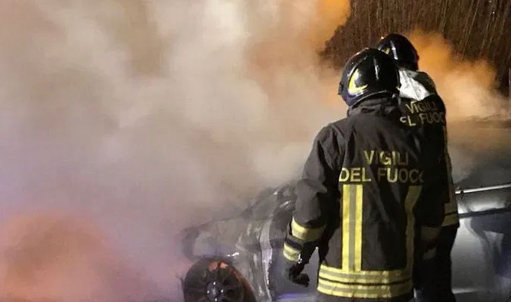 Incendio in una cascina a Sale, scatta l’allarme e intervengono i pompieri, ma…