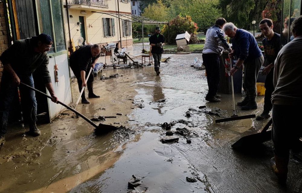 I giovani di Azione Tortona spalano fango gratis per aiutare la gente, chapeau!