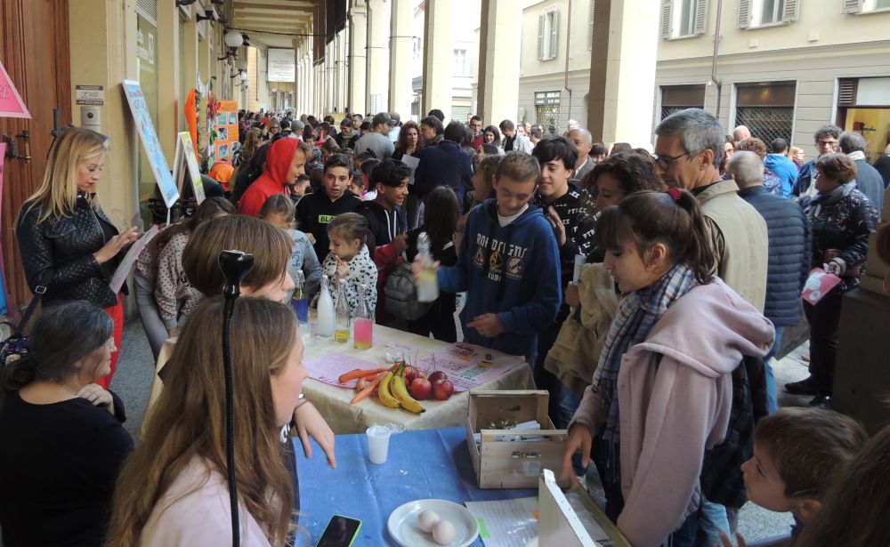 Le immagini della valanga di persone per le bancarelle scientifiche delle scuole tortonesi