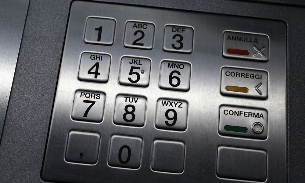 Nell’acquese una badante “infedele” ruba 6.700 euro dal bancomat dei suoi assistiti