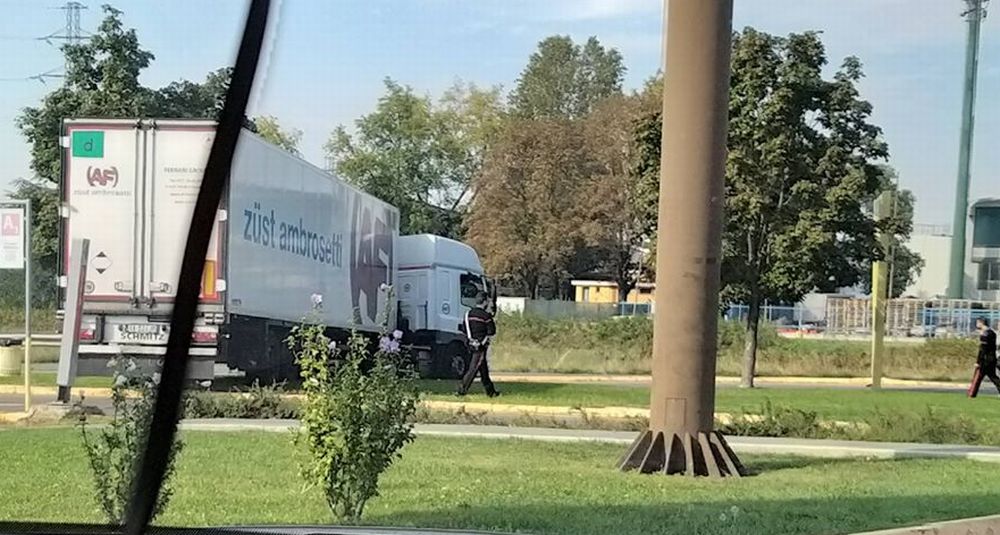 A Tortona un camion usa il prato  come strada: out il navigatore o l’autista?