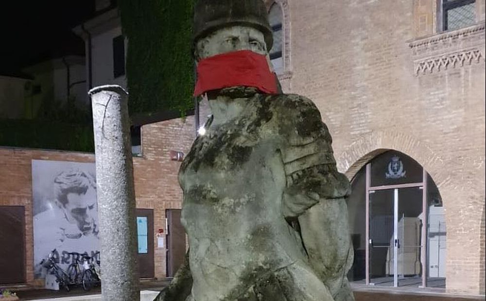 Basta Censura! A Tortona (e non solo) CasaPound protesta imbavagliando le statue