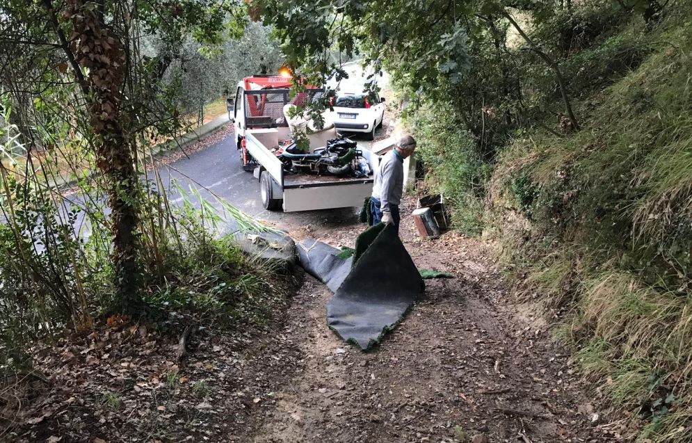 Ripulita discarica abusiva in via Cà de Calvi a San Bartolomeo