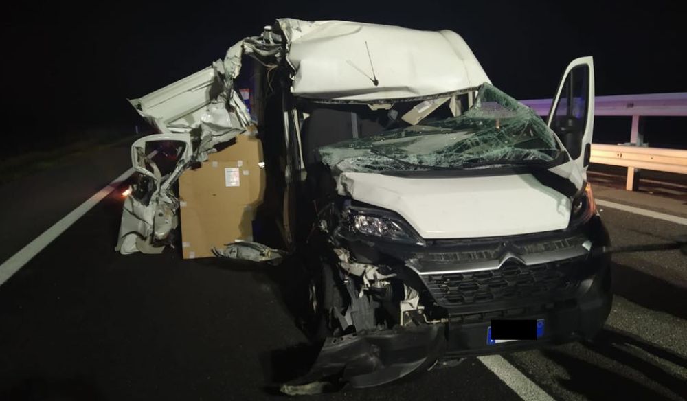 Alla periferia di Tortona questo furgone si schianta contro un camion e l’autista  esce praticamente illeso