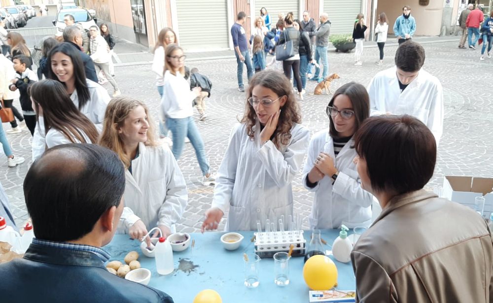 Un successo le bancarelle scientifiche allestite dagli studenti del Marconi di Tortona