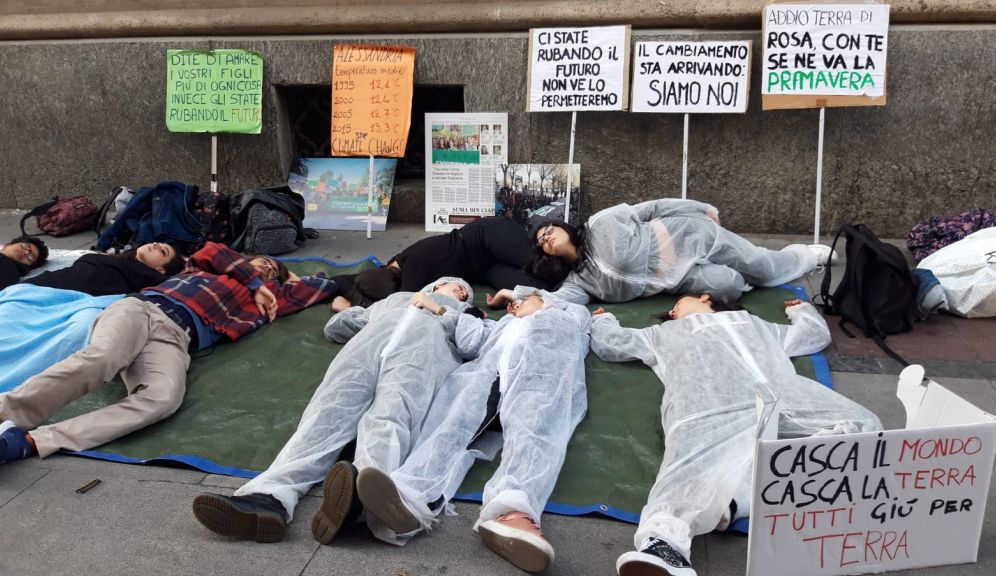 Gli studenti di Alessandria hanno protestato per il clima in questo modo