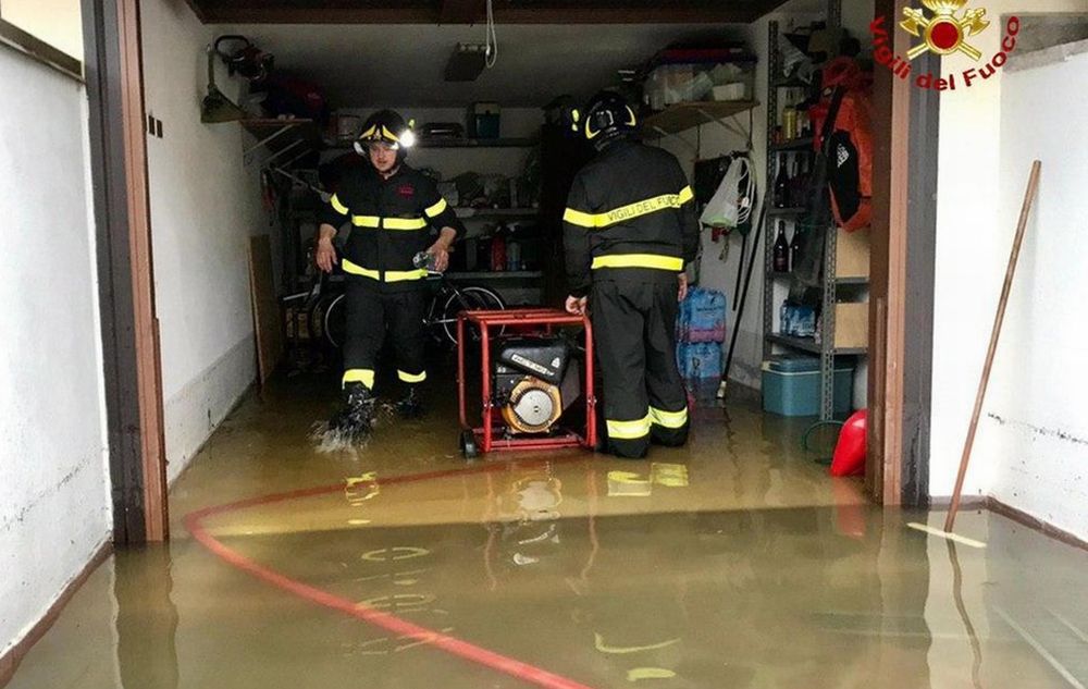A Tortona il temporale di ieri ha fatto crollare anche un muro in un  seminterrato. 40 gli interventi dei pompieri