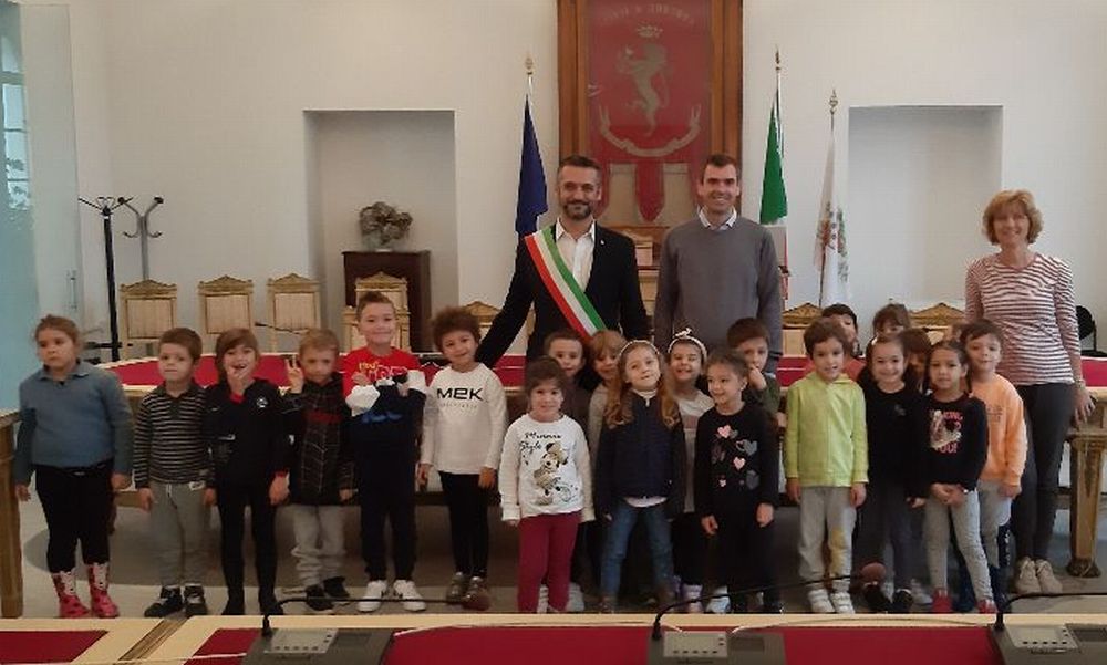 I bambini della scuola materna ‘Mary Poppins’ di Tortona in municipio per conoscere la città