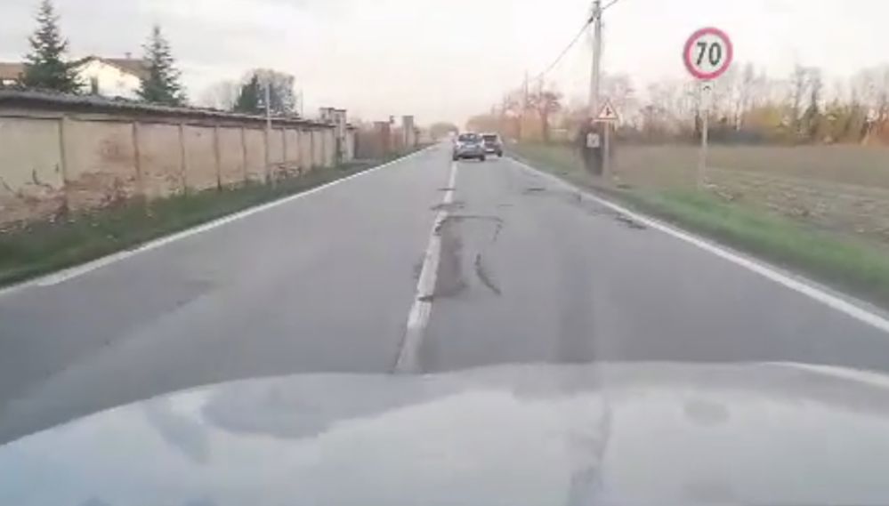 Tortona- Rivalta: per evitare le buche le auto costrette ad invadere l’altra corsia! La Provincia deve intervenire