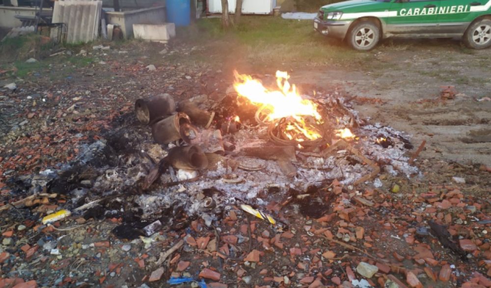 Brucia rifiuti tra Mornese e Bosio, denunciato dai Forestali un italiano