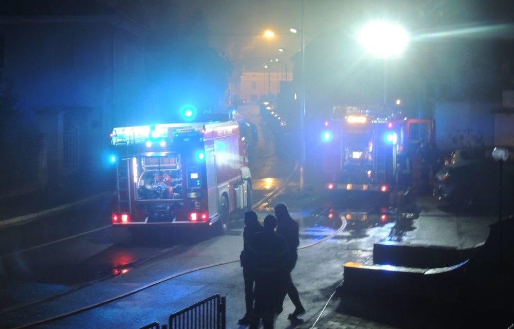 Fuoco in un palazzo a Tortona, gravi i danni ma i pompieri evitano il peggio. Le immagini