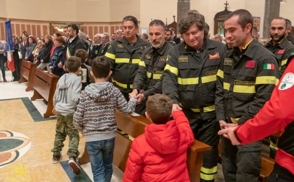 Commovente presenza di bambini e adulti a Tortona per la messa del Vescovo in suffragio dei tre pompieri morti a Quargnento