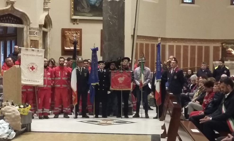 I marinai di Tortona e tante autorità alla messa per i tre vigili del fuoco morti a Quargnento
