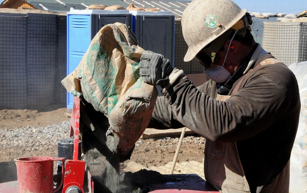 Gli edili scendono in piazza ad Alessandria al grido di “Riapriamo i cantieri”