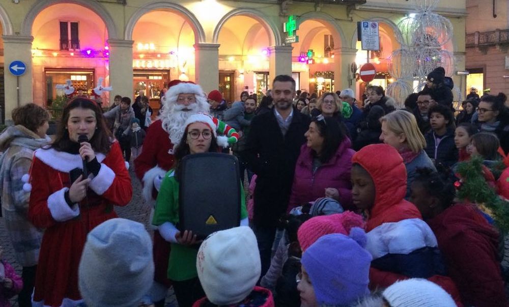 Ieri a Tortona accesi gli alberi di Natale, domani al via le iniziative natalizie che sono ben 24. Le immagini