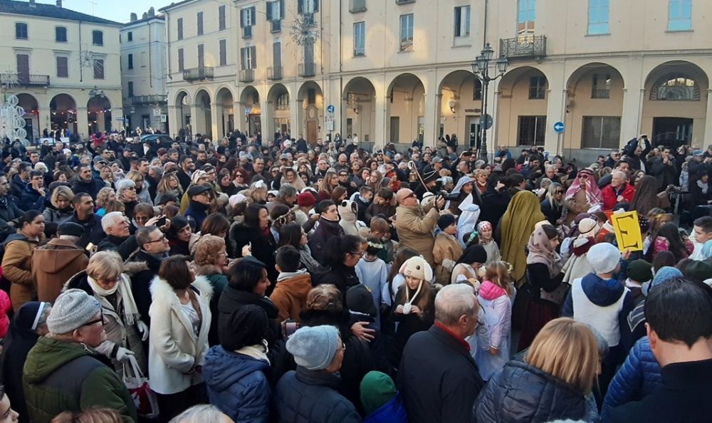 Una marea di gente alla benedizione dei bambini a Tortona