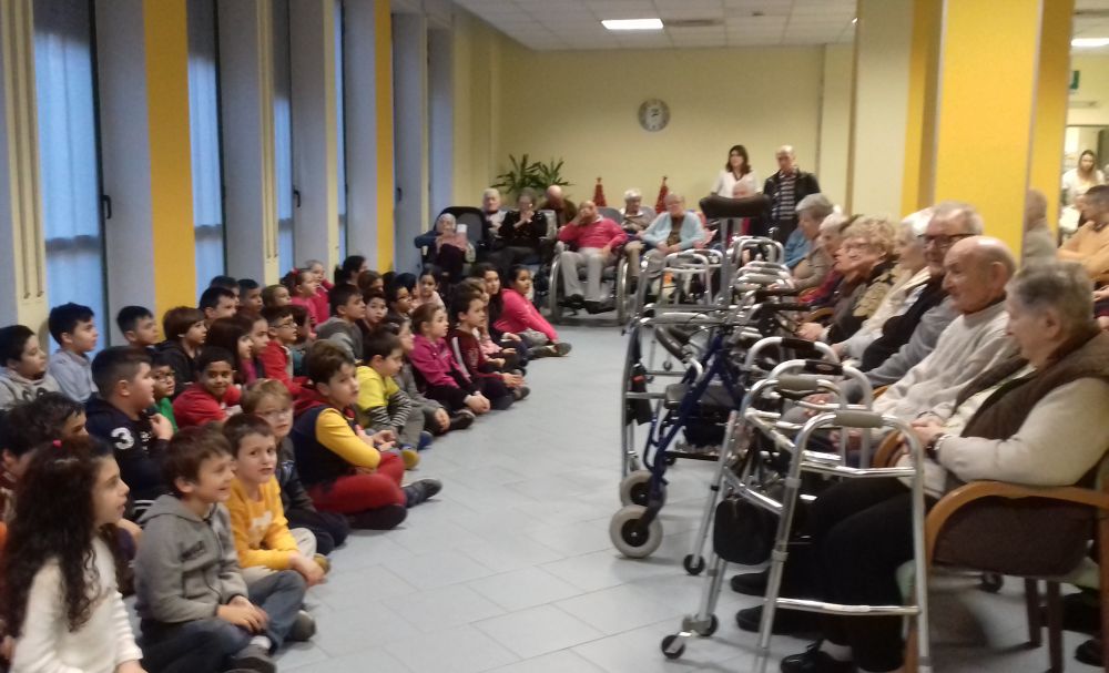 Bella iniziativa dei bambini del Comprensivo B di Tortona che sono stati al Cora Kennedy a ravvivare gli anziani