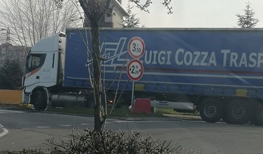 Ma perché a Tortona tanti camionisti ignorano il divieto di accesso al cavalcavia?