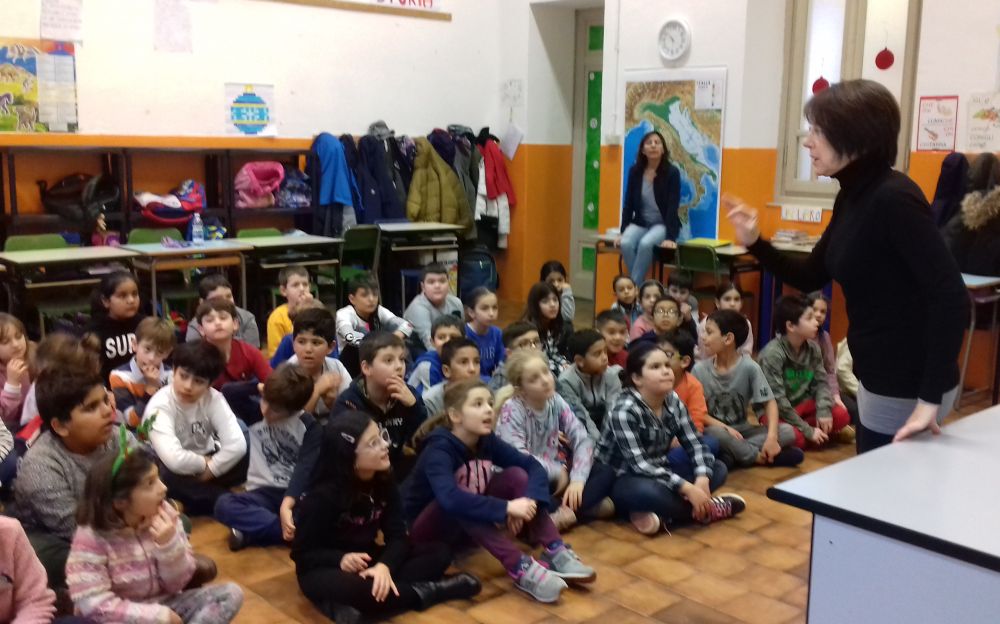 Le maestre delle elementari di via Bidone fanno una sorpresa agli alunni con una storia natalizia