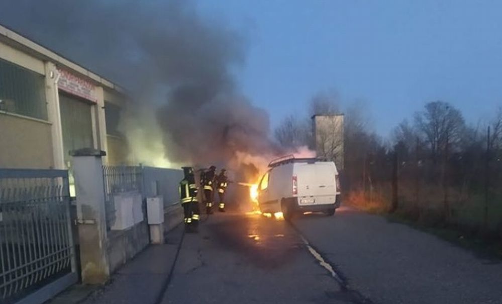 Questo furgone andato a fuoco a Sale nella giornata di domenica