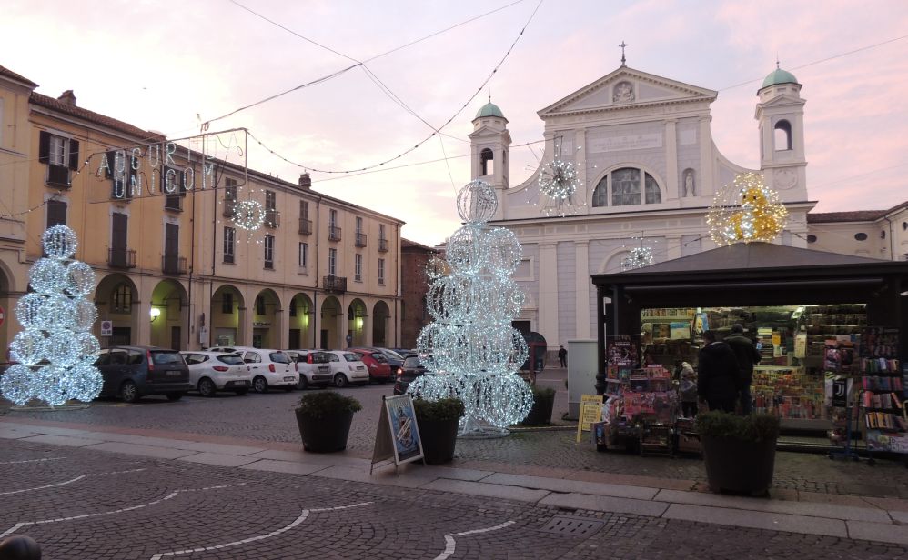Primo sabato natalizio a Tortona con tanta gente e manifestazioni. Le immagini del successo