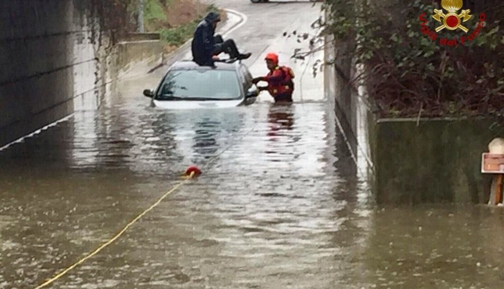 Paura a Tortona per una bambina di 11 anni bloccata nel sottopasso allagato e salvata dai pompieri