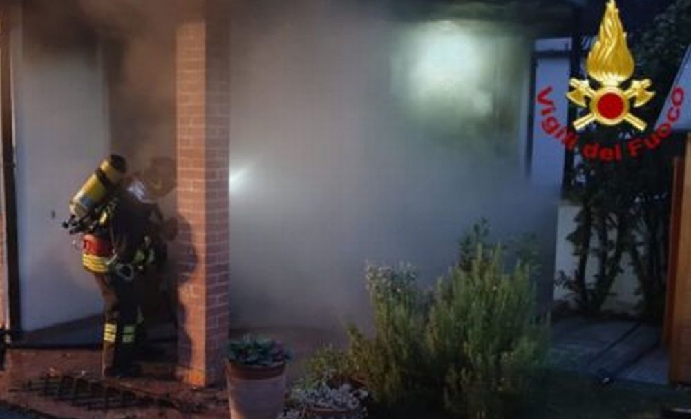 Incendio devasta abitazione a Fabbrica Curone, distrutto un portico, un carro e un fuoristrada