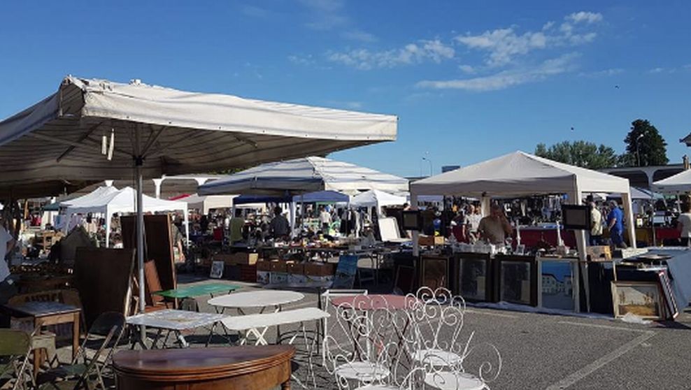 Sabato a Casale torna il mercatino dell’antiquariato