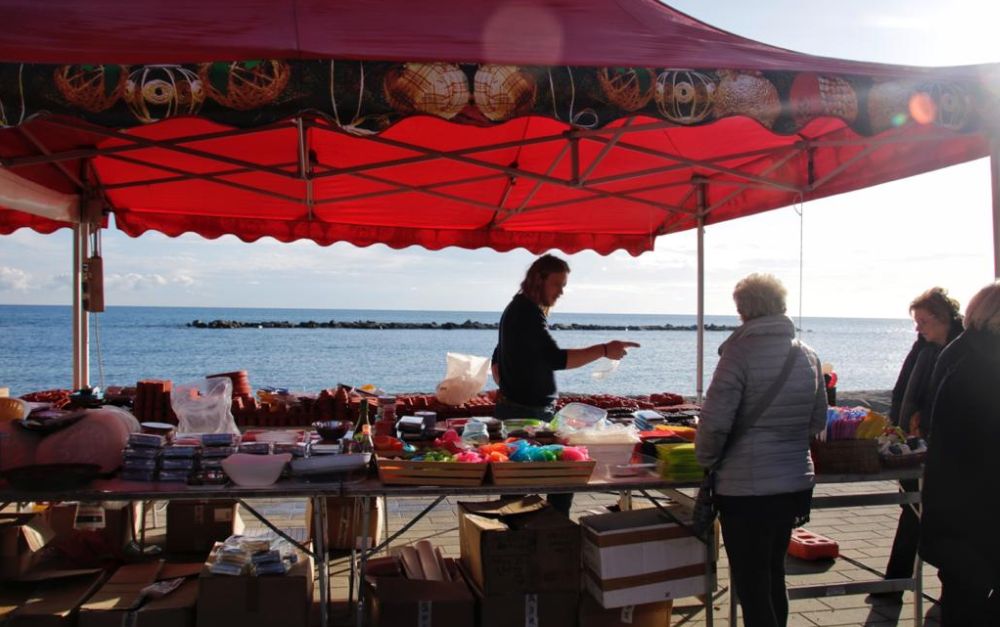 Bancarelle in Festa a San Bartolomeo al Mare fino al 6 gennaio