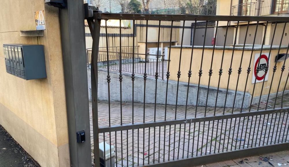 Tortona, due auto fanno retromarcia all’impazzata in via Zenone sfiorando ragazzi e una sbatte contro questo cancello