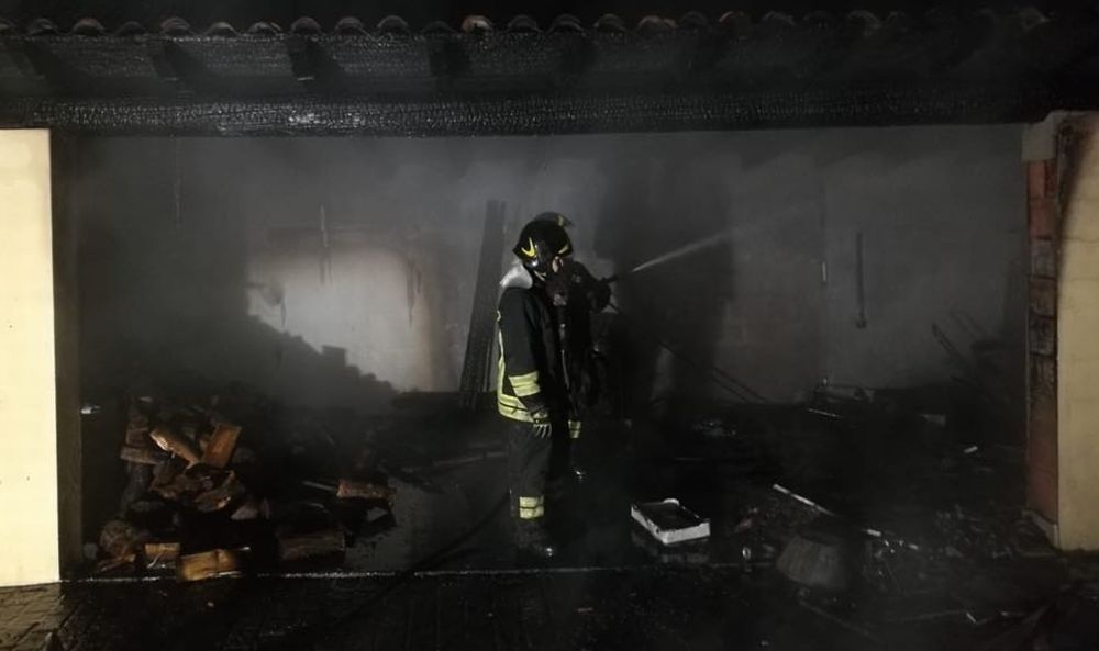 Rischio esplosione a Viguzzolo per due bombole di gas a fuoco in un garage. Le immagini