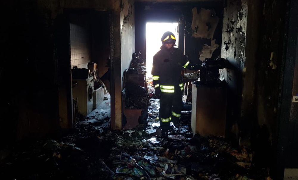 Le immagini dell’ appartamento distrutto dalle fiamme a Tortona. Cosa può fare una candela accesa