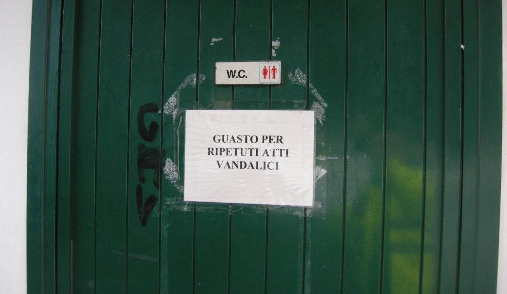 Atti vandalici a San Bartolomeo, chiuso uno dei due bagni pubblici dei giardini  “Marco Polo”