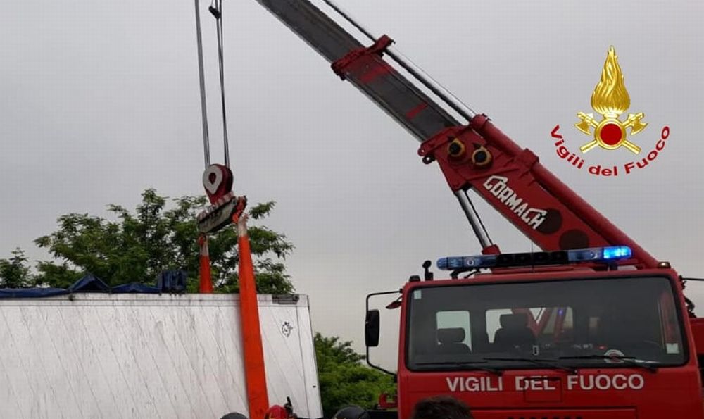 Il navigatore sbaglia e un camion si incastra in una stradina ad Avolasca. Incredibile manovra dei pompieri che lavorano 6 ore per liberarlo