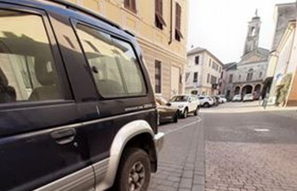 Basta parcheggiare l’auto a sbafo in via Colombo a Tortona: “I vigili devono intervenire”.