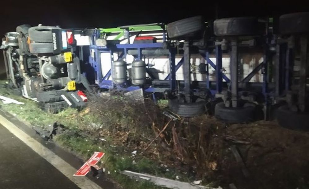 Alla periferia di Sale si rovescia questo camion. Autista ferito e statale chiusa