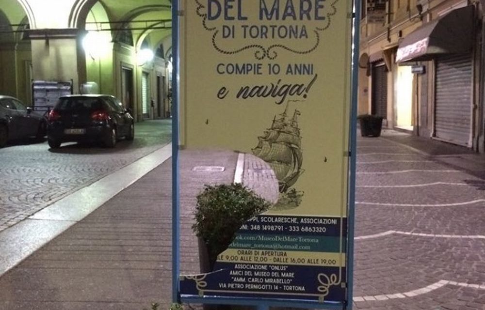 A Tortona i vandali rompono il cartellone del Museo del mare