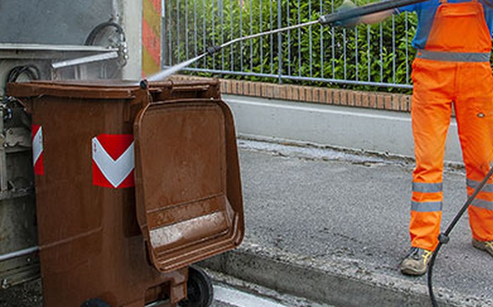 Gestione Ambiente replica: “Per lavare i cassonetti  utilizziamo una macchina apposita e solo nel periodo estivo, quelli visti dal lettore erano privati”