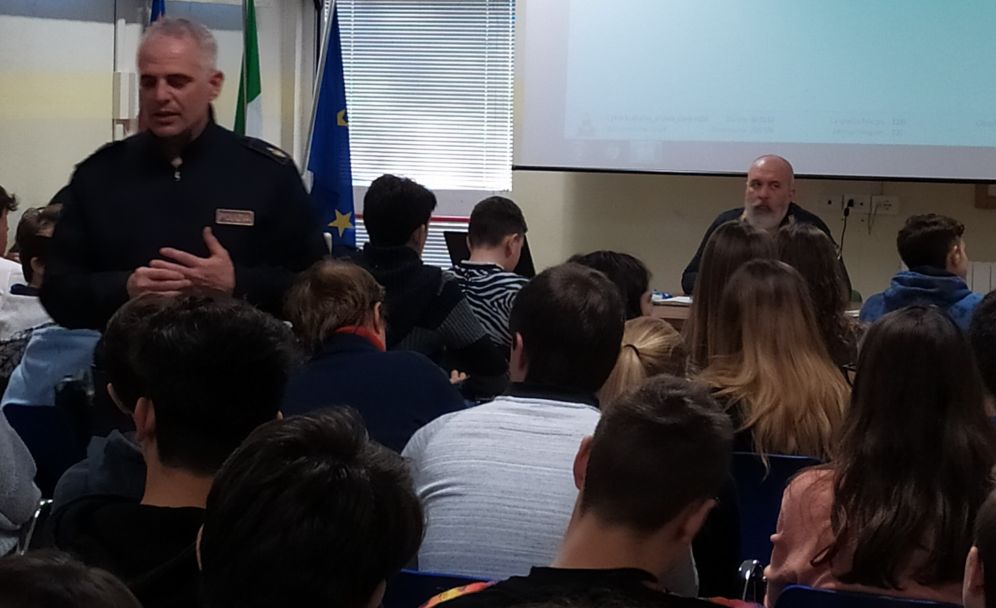 la Polizia al Liceo Peano di Tortona contro il cyberbullismo