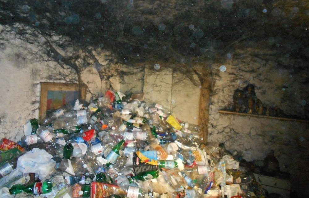 Viveva questa casa, in centro a Tortona, con due cani, sporcizia e ragnatele, intervengono i Vigili