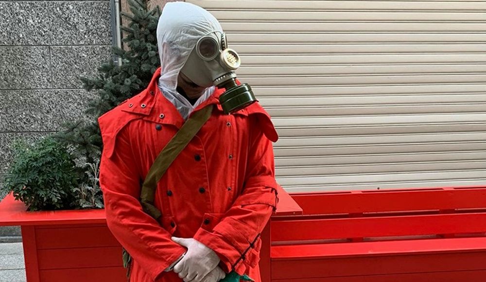 Con cappotto rosso e maschera antigas gira per le strade di Alessandria e viene denunciato dalla Polizia