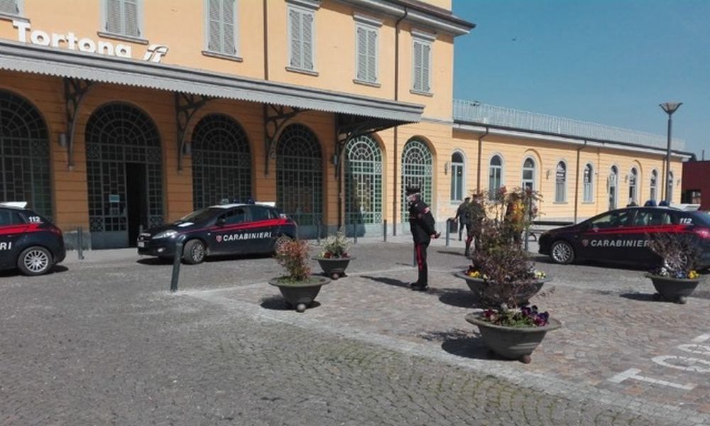 Spaccio di droga davanti alla Stazione di Tortona, i Carabinieri prendono un pusher