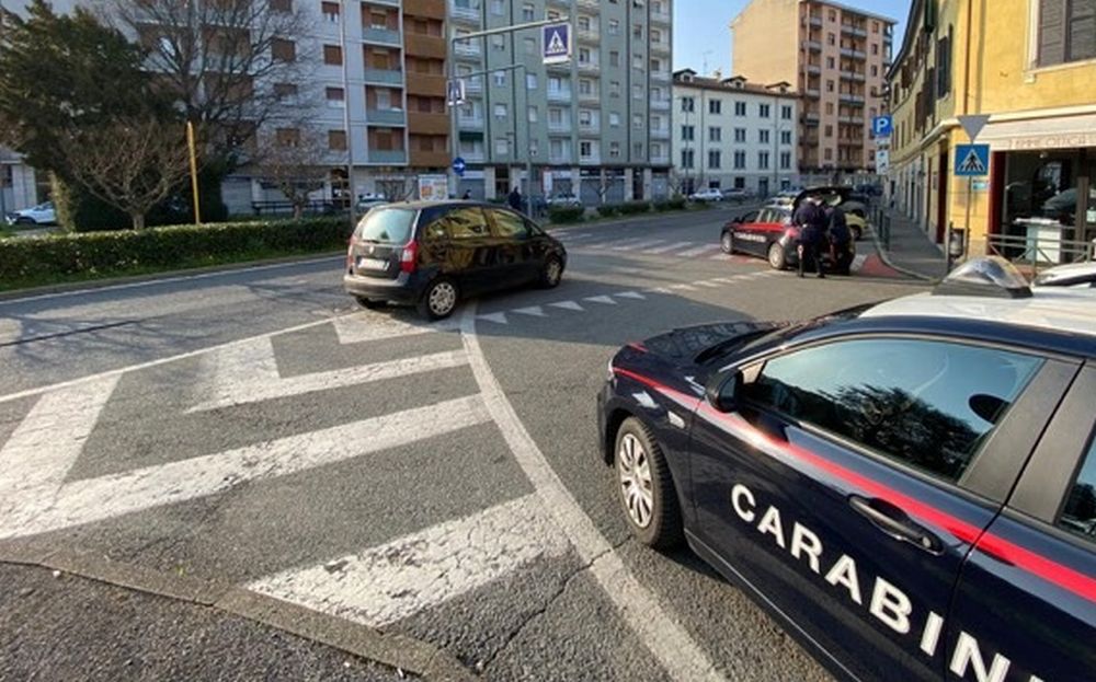 I Carabinieri di Tortona bloccano tre giovani ubriachi, due molestavano e uno guidava