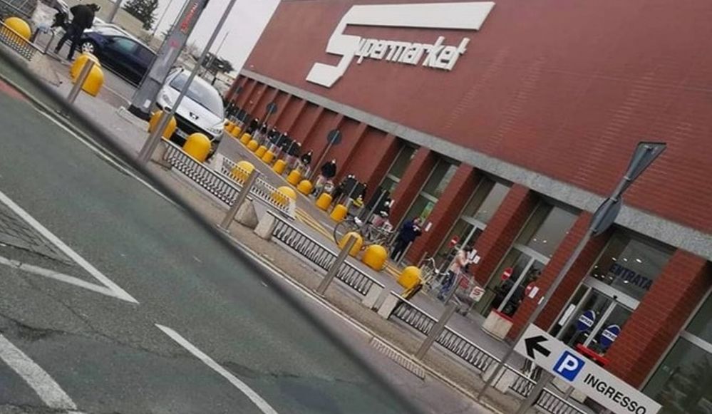 A Tortona, mentre i sanitari rischiano la vita, c’è gente che cazzeggia in giro vanificando il loro lavoro. Le immagini