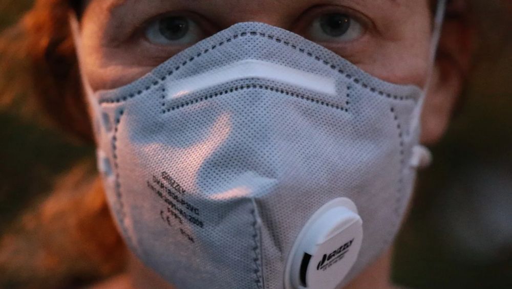 Il Coronavirus resiste fino a 3 giorni sulle superfici di plastica. Uno studio del virologo Roberto Burioni del San Raffaele