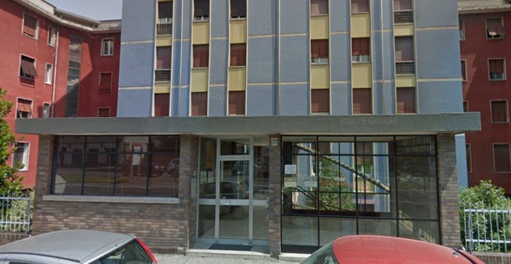 E’ morto Stefano Pigazza, 79 anni, risultato positivo al Coronavirus ma già affetto da polmonite. Abitava in questo condominio