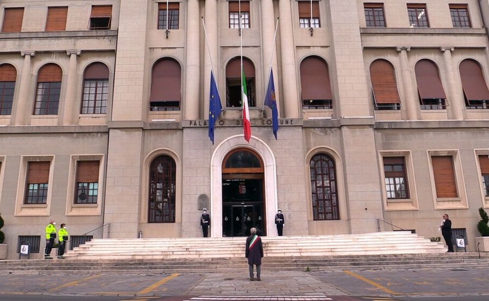 Coronavirus, a Imperia bandiere a mezz’asta e silenzio per ricordo e sostegno