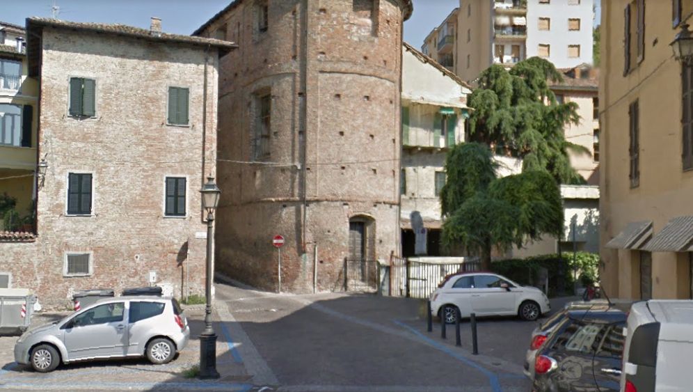 Coronavirus a Tortona: 12 ragazzi assembrati in piazza San Simone e 6 stranieri al Movicentro sorpresi dai Carabinieri